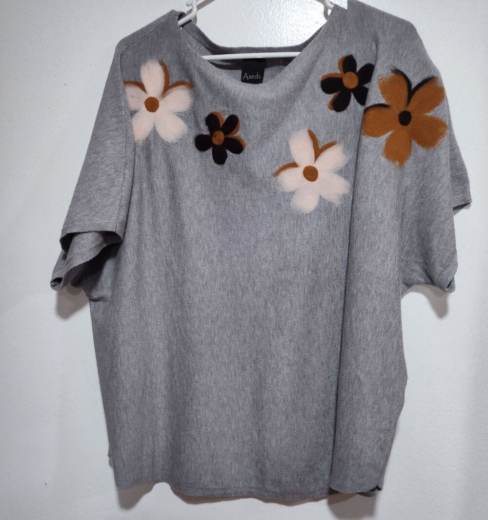 Aaeda Women Gray Floral Applique Tunic Sweater Size 1X Boat neck Short Sleeve